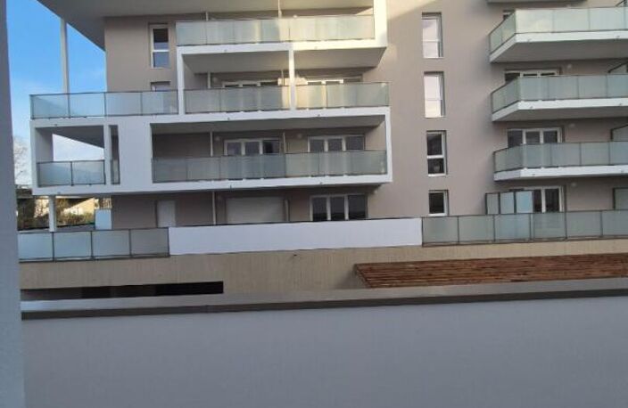 Appartement neuf de 45 m², livré en 2024 et jamais occupé, avec terrasse e11 m2, situé dans un quartier résidentiel récent à seulement 500 m du centre-ville de Lorient et à 4 minutes à pied de la gare TGV — photo 3