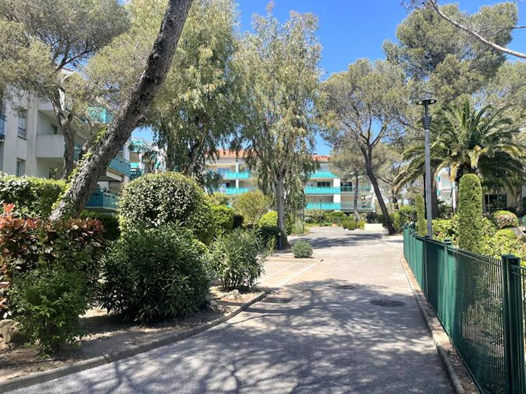 À VENDRE, Élégant F2 avec grande terrasse , Résidence de standing — photo 1