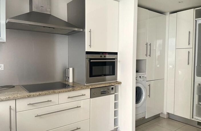 À VENDRE, Élégant F2 avec grande terrasse , Résidence de standing — photo 4