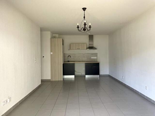 À VENDRE   Appartement T3 de plain-pied avec terrasse, parking privatif et climatisation — photo du bien