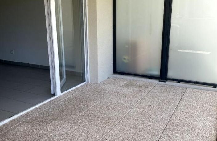 À VENDRE   Appartement T3 de plain-pied avec terrasse, parking privatif et climatisation — photo 2