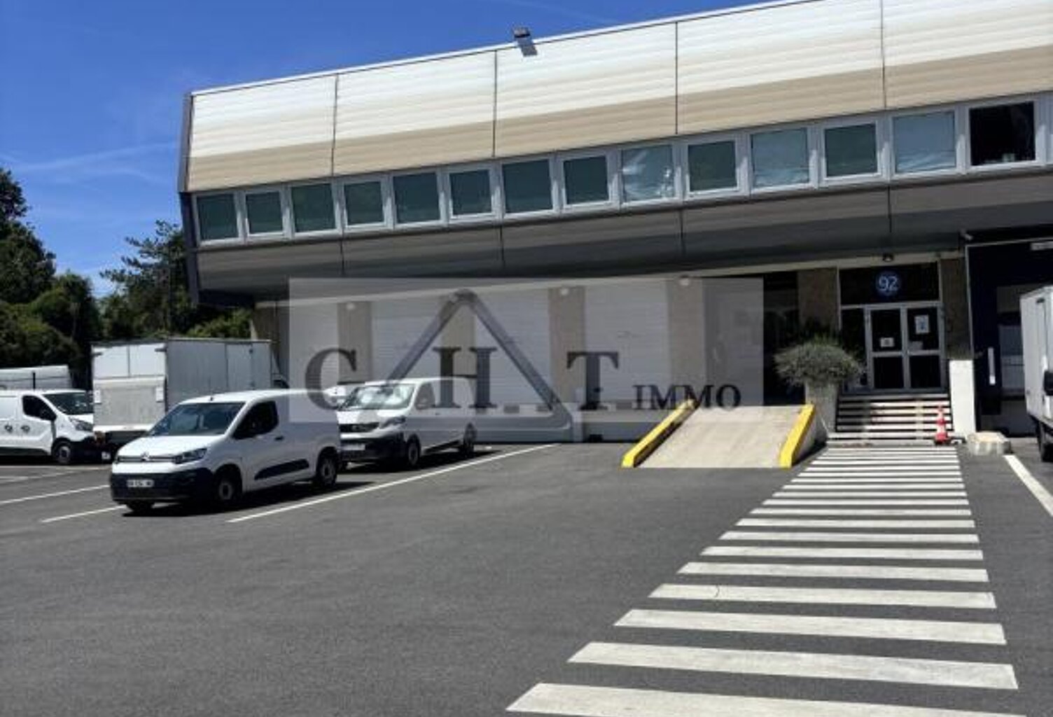À LOUER : LOCAUX D’ACTIVITÉS - BUC — photo 1
