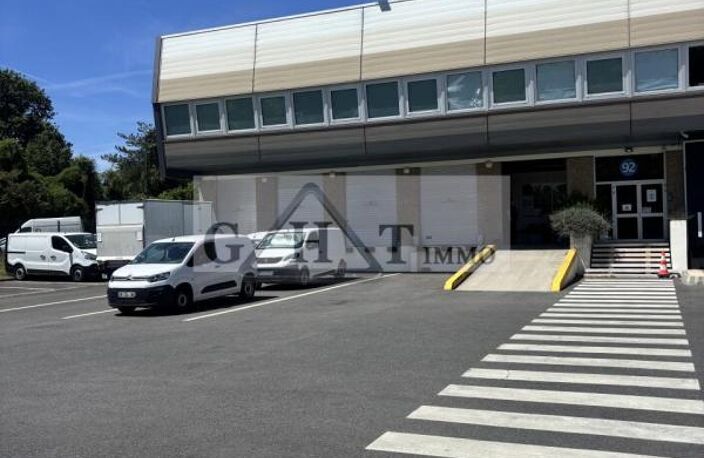 À LOUER : LOCAUX D’ACTIVITÉS - BUC — photo 2