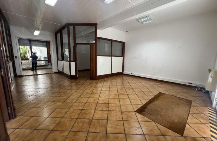 Immeuble de bureau 300m² à louer - Saint Denis — photo 2