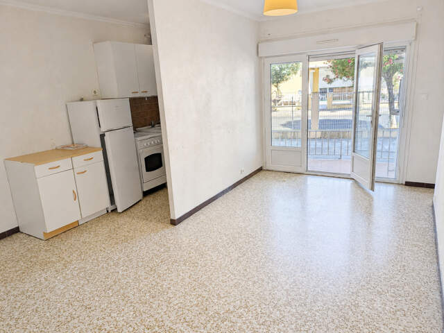 Grand appartement à rénover de type P3 en rez-de-chaussée — photo du bien