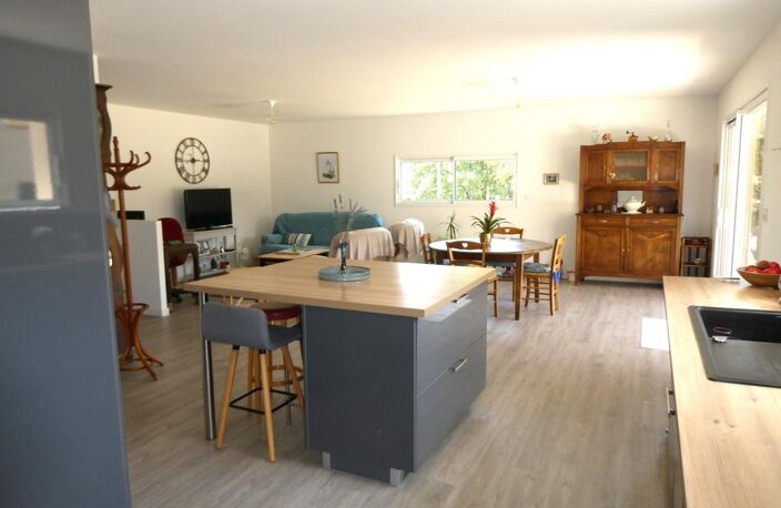 A vendre SAINT-MICHEL-LOUBÉJOU 46130 villa de plain-pied 4 pièces 3 chambres avec garage, carport et grand terrain. — photo 3