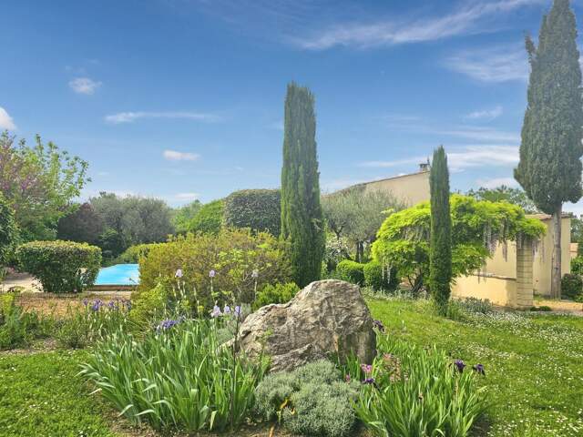 UZES: Maison  sur grand jardin 3300 m² constructible — photo du bien