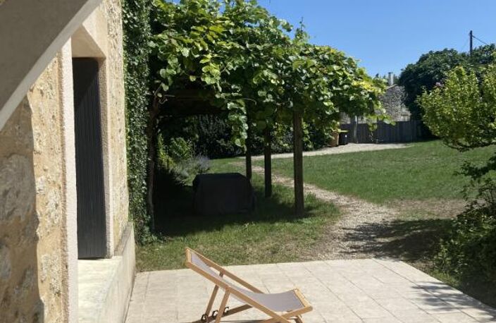 Domaine à taille humaine avec maison pierre joliment rénovée 4 chambres, piscine et nombreuses dépendances sur 4hectares près de Libourne — photo 2