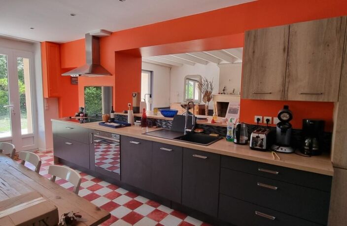 Domaine à taille humaine avec maison pierre joliment rénovée 4 chambres, piscine et nombreuses dépendances sur 4hectares près de Libourne — photo 4