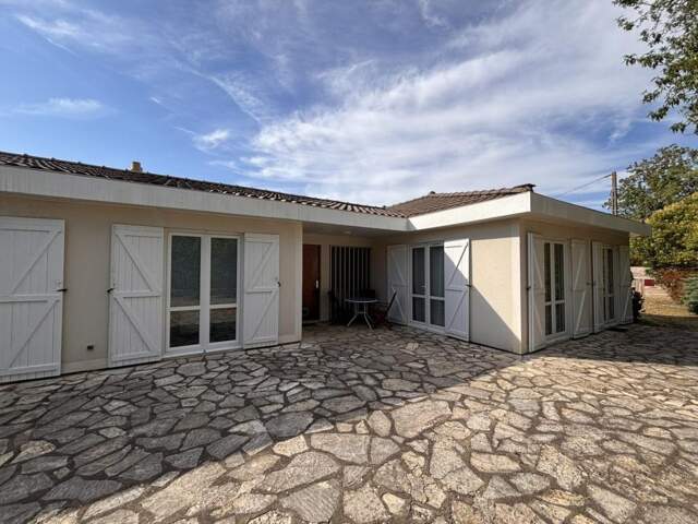 Maison familiale 217 m² de plain-pied – 5 chambres – piscine – terrain 1 845 m² – Antran — photo du bien