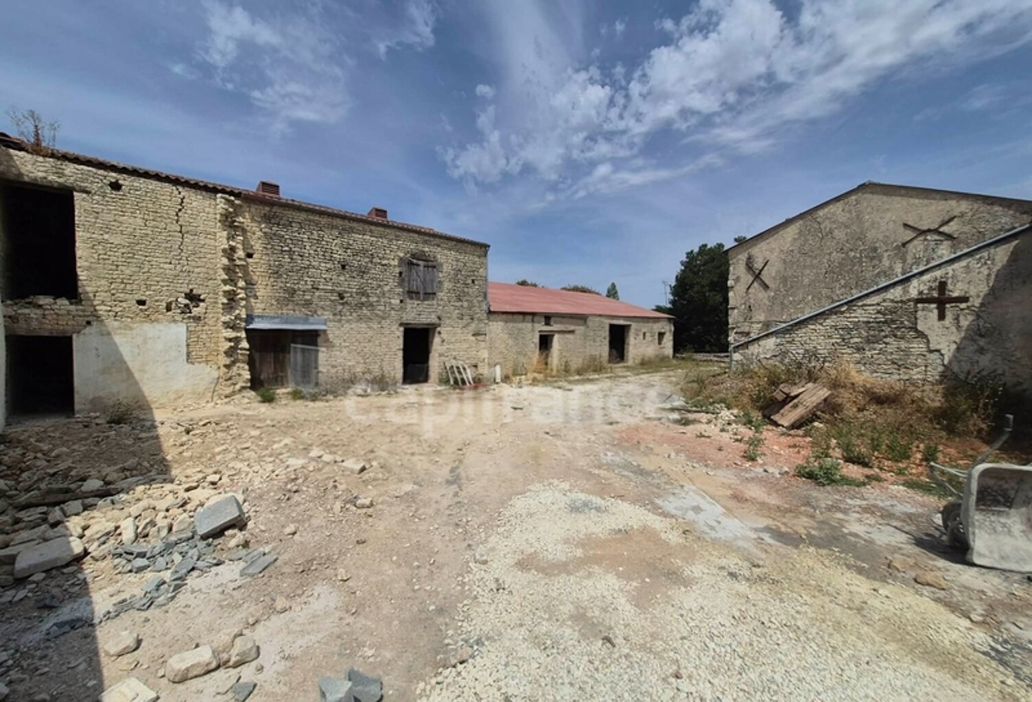 Grange à rénover PUYRAVAULT — photo 1