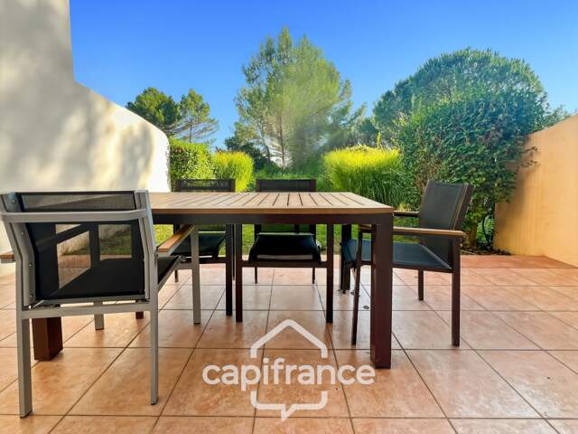 Charmant Bastidon dans le Domaine du Golf de Pont Royal, 45 m2 habitable, ravalé, avec jardin privatif, élevé d'un étage, 2 chambres,  terrasse, calme et nature — photo du bien