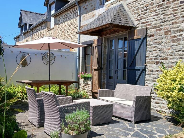 À vendre : Maison mitoyenne de 4 pièces,143 m2 env., 3 chambres sur un terrain de 1500 m2 avec panorama exceptionnel sur la campagne. SOURDEVAL (50) — photo 1