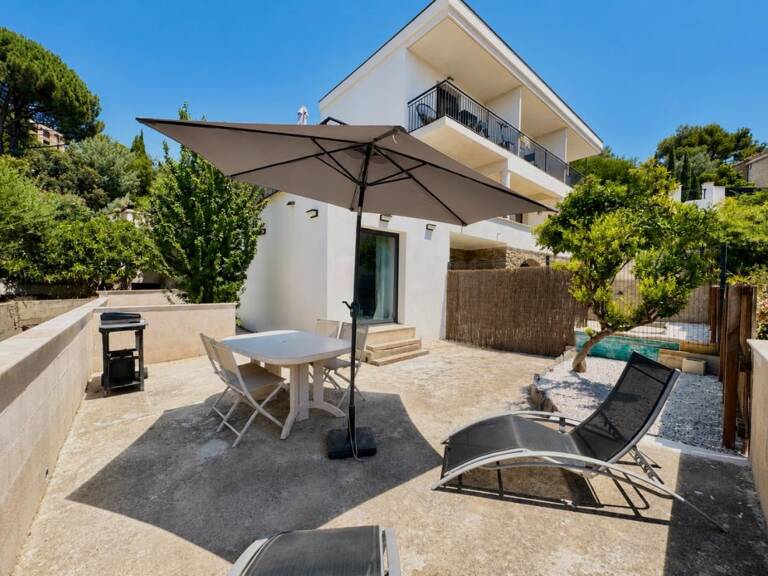 Studio rénové avec terrasse à vendre-  Proche Plage et centre-ville du Lavandou — photo 1