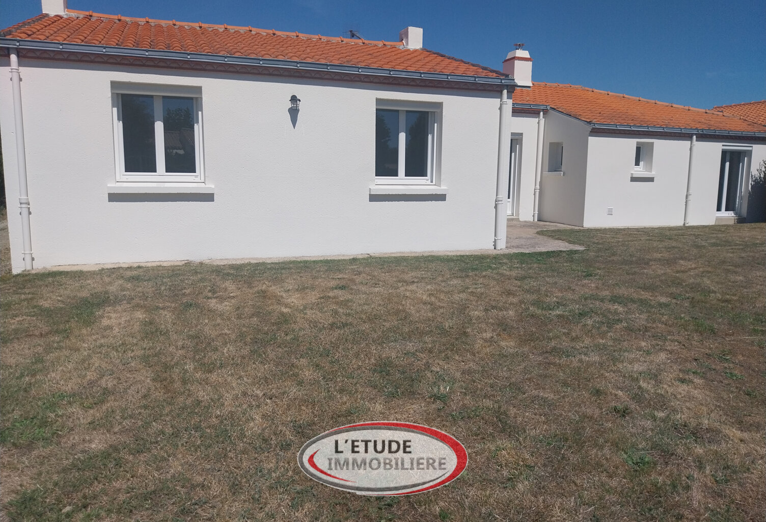 Ste Pazanne : Plain pied 135 m2, 3 chs, 1 bureau, double gar — photo 1