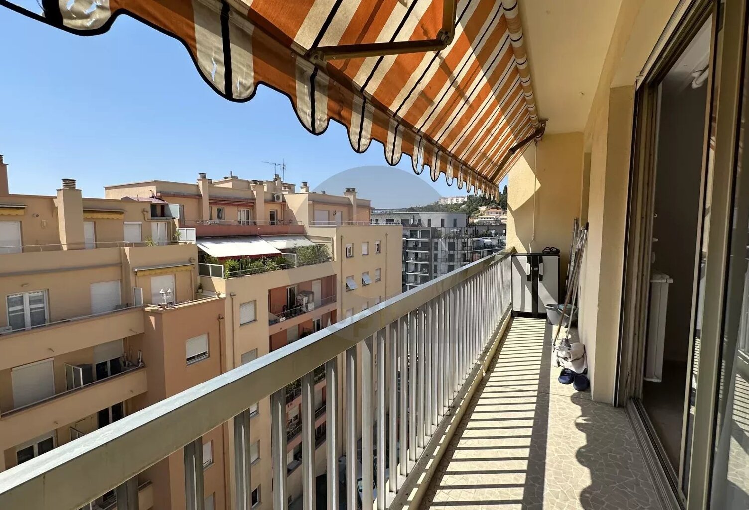 MENTON GARE ROUTIERE: SPACIEUX DEUX PIECES ETAGE ELEVE + CAVE — photo 1