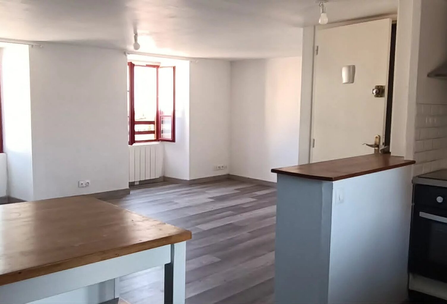 AMBON - APPARTEMENT 2 CHAMBRES - SUR LA PLACE DU VILLAGE — photo 1