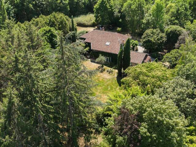 Longère dans son écrin de verdure — photo du bien