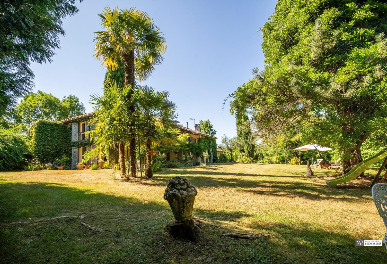 Longère dans son écrin de verdure — photo 1