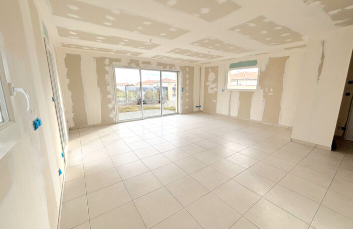 EXCLUSIVITE : FEURS VILLA NEUVE PLAIN-PIED AVEC 3 CHAMBRES E — photo 3