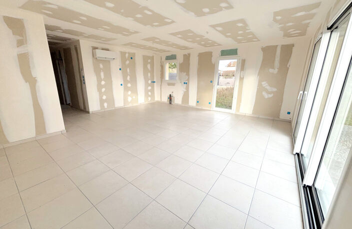 EXCLUSIVITE : FEURS VILLA NEUVE PLAIN-PIED AVEC 3 CHAMBRES E — photo 4