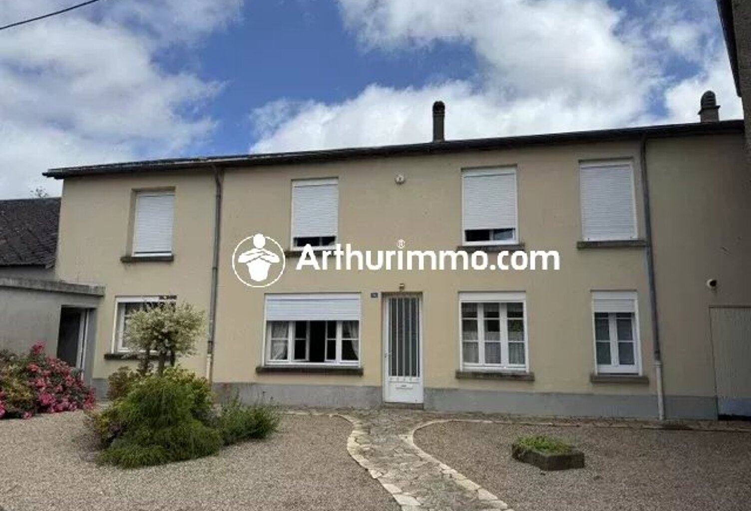 Maison de 110m² avec dépendance et garage — photo 1