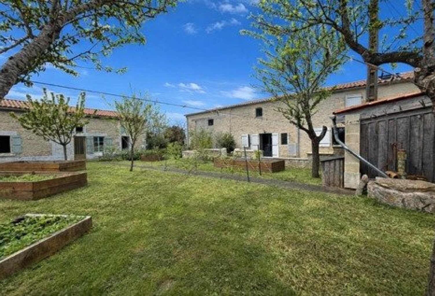 BEL ENSEMBLE IMMOBILIER COMPOSE DE 2 MAISONS EN PIERRE / TERRAIN CONSTRUCTIBLE  A  AIFFRES ! — photo 1