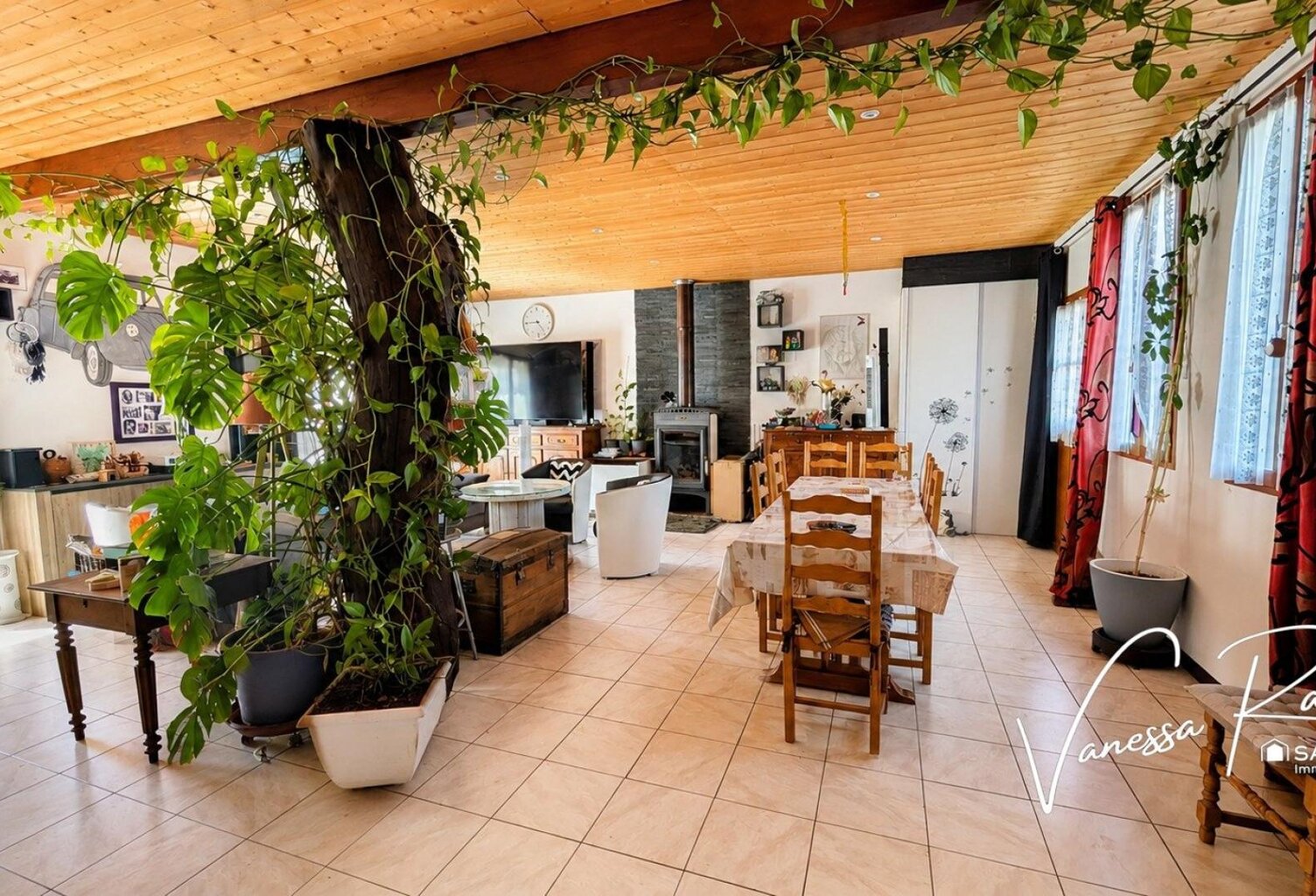 Nuaillé sur Boutonne Maison de plain pied de 131 m² avec 3 chambres, jardinet, garage et dépendance — photo 1