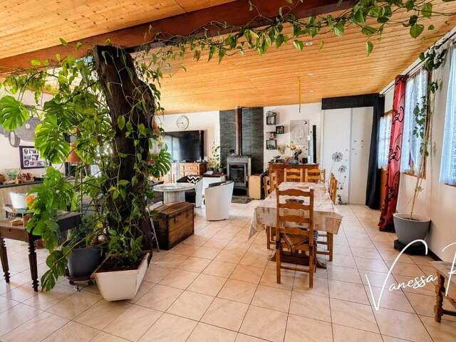 Nuaillé sur Boutonne Maison de plain pied de 131 m² avec 3 chambres, jardinet, garage et dépendance — photo du bien