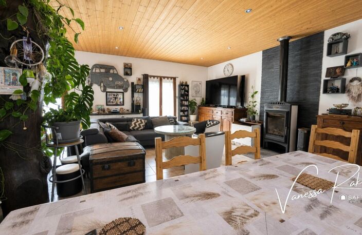 Nuaillé sur Boutonne Maison de plain pied de 131 m² avec 3 chambres, jardinet, garage et dépendance — photo 2