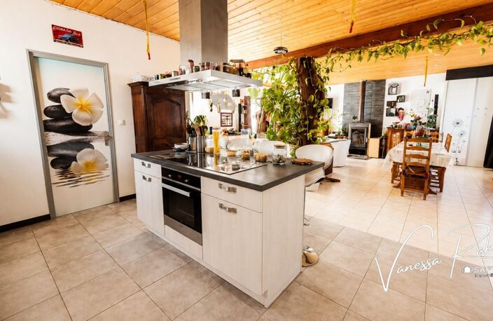 Nuaillé sur Boutonne Maison de plain pied de 131 m² avec 3 chambres, jardinet, garage et dépendance — photo 4