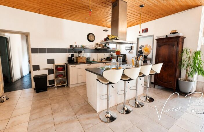 Nuaillé sur Boutonne Maison de plain pied de 131 m² avec 3 chambres, jardinet, garage et dépendance — photo 5