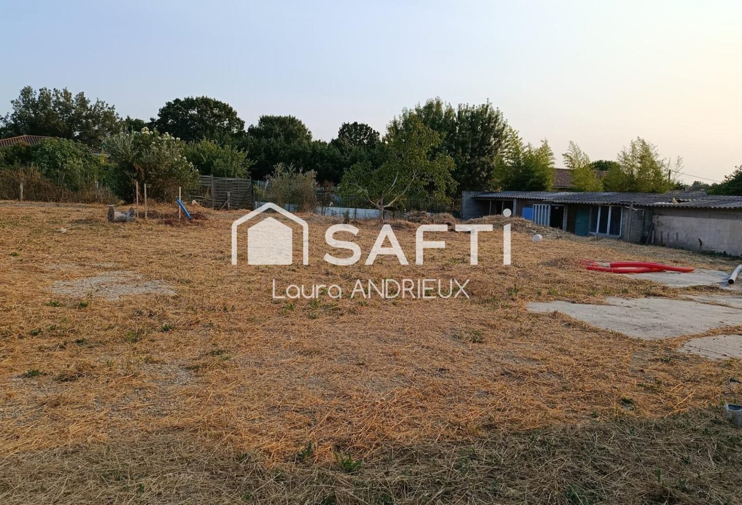Terrain de 1005m² sur Issus — photo 1