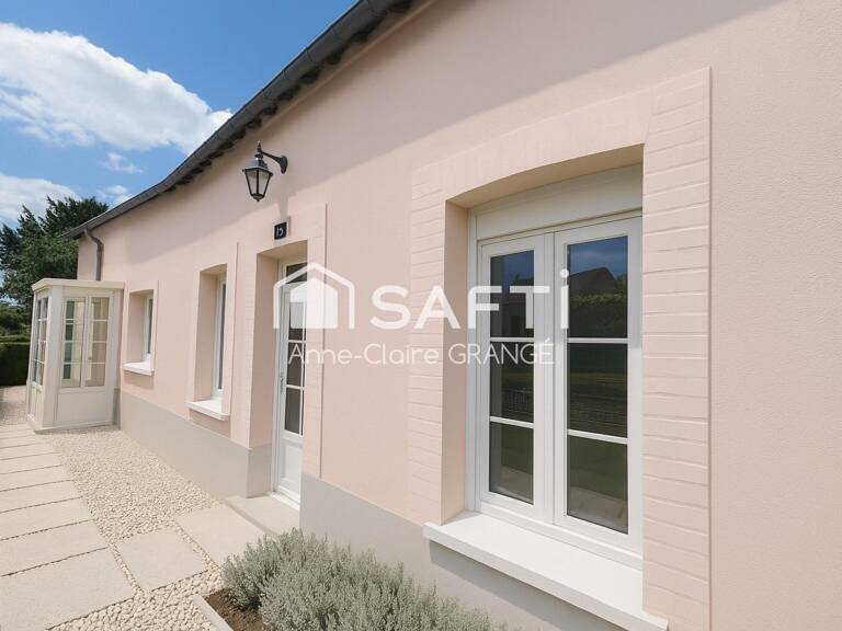 Située en plein centre-ville de Sillé-le-Guillaume, à proximité immédiate des commerces, écoles, services et de la gare, cette maison offre un véritable potentiel de valorisation après rénovation. — photo 1