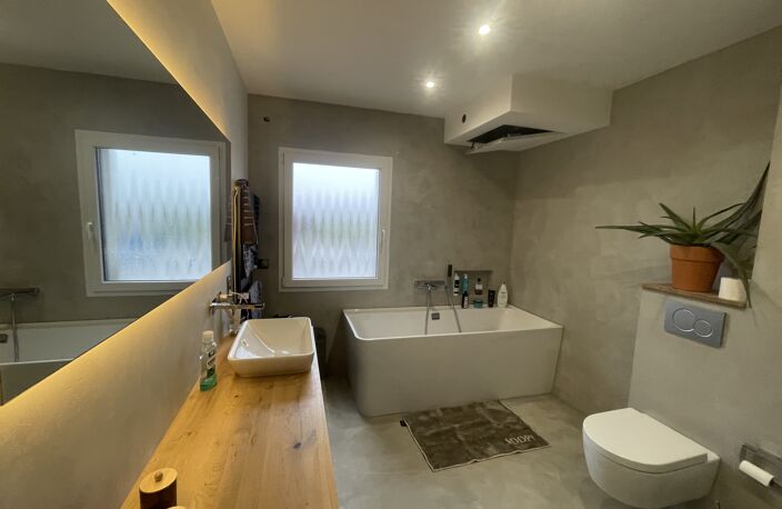 11129 - Prix: 485.000 € - Maison récente accolée par le garage env. 100 m², 3 chambres, 1 salle de bain, 1 salle d'eau + WC. Jardin env. 3 ares, terrasse, pergola — photo 3