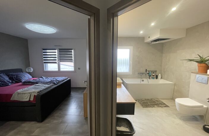 11129 - Prix: 485.000 € - Maison récente accolée par le garage env. 100 m², 3 chambres, 1 salle de bain, 1 salle d'eau + WC. Jardin env. 3 ares, terrasse, pergola — photo 4