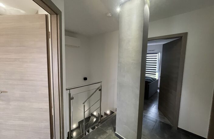 11129 - Prix: 485.000 € - Maison récente accolée par le garage env. 100 m², 3 chambres, 1 salle de bain, 1 salle d'eau + WC. Jardin env. 3 ares, terrasse, pergola — photo 5