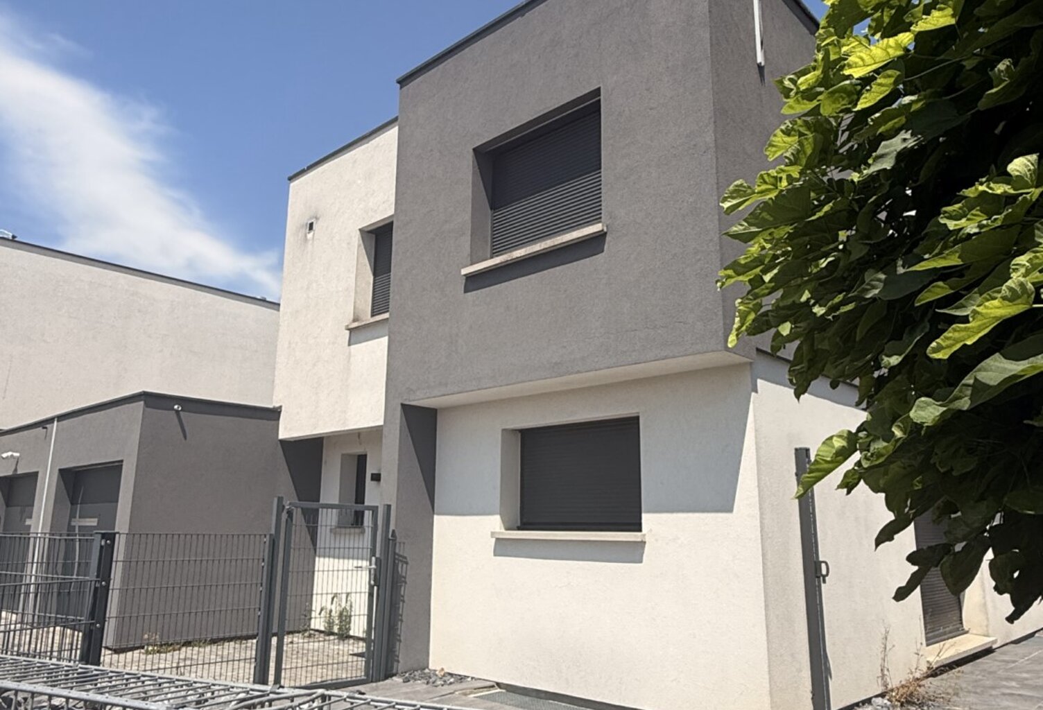 11129 - Prix: 485.000 € - Maison récente accolée par le garage env. 100 m², 3 chambres, 1 salle de bain, 1 salle d'eau + WC. Jardin env. 3 ares, terrasse, pergola — photo 1