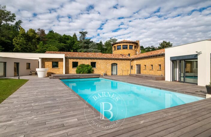 Limonest - Propriété d'exception d'environ 513 m² - Terrain de 11101 m²  - 5 suites - 1 piscine intérieure - 1 piscine extérieure — photo 2