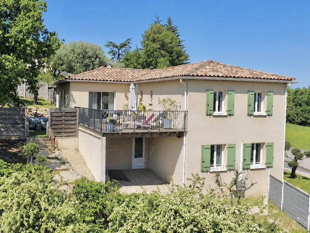 Grande maison familiale idéalement située, proche commerces et commodités — photo du bien