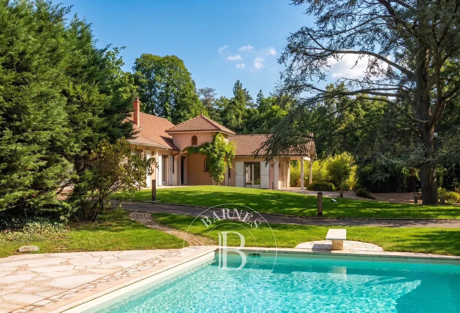 Ecully - Maison familiale d'environ 283 m² - Parc de 4600 m² avec piscine - 5 chambres - Garages — photo 1