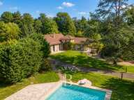 Ecully - Maison familiale d'environ 283 m² - Parc de 4600 m² avec piscine - 5 chambres - Garages — photo 2