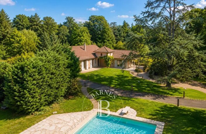 Ecully - Maison familiale d'environ 283 m² - Parc de 4600 m² avec piscine - 5 chambres - Garages — photo 2