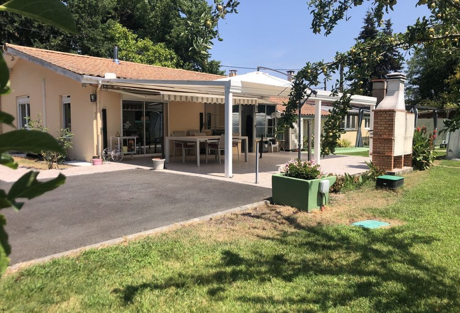 GRANDE MAISON AVEC JARDIN ET GARAGE A VENDAYS-MONTALIVET — photo 1