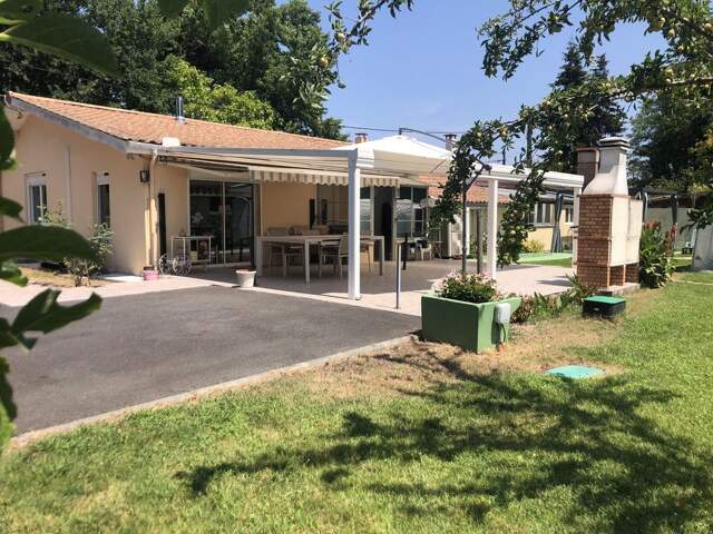 GRANDE MAISON AVEC JARDIN ET GARAGE A VENDAYS-MONTALIVET — photo du bien