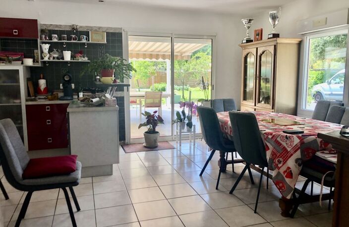 GRANDE MAISON AVEC JARDIN ET GARAGE A VENDAYS-MONTALIVET — photo 3