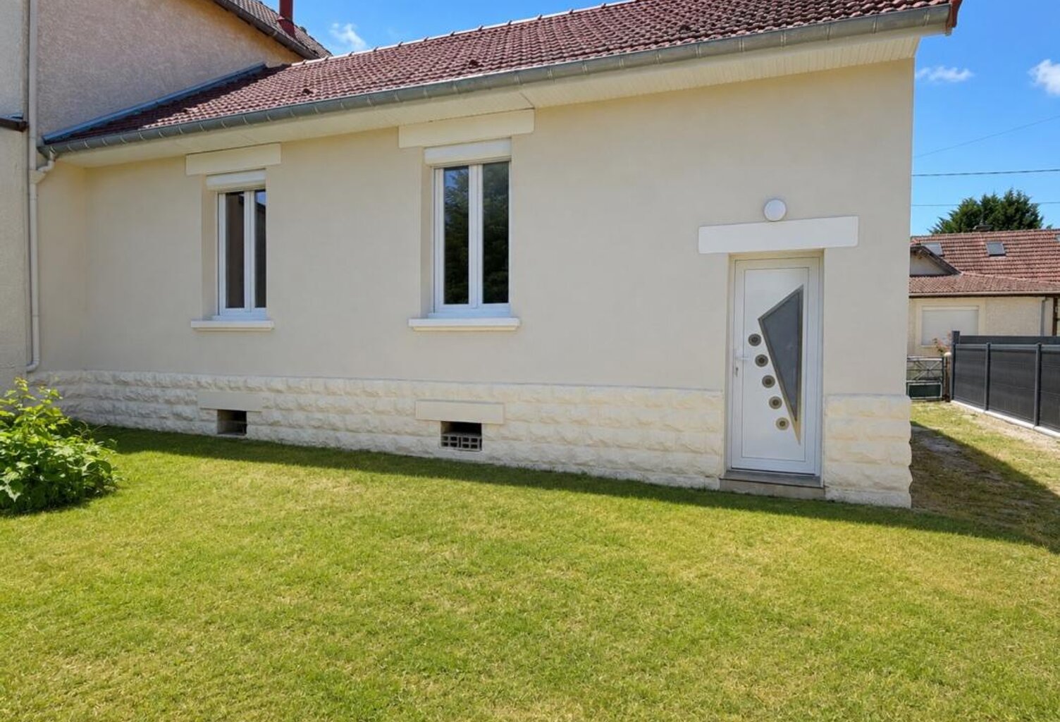 PAVILLON DE PLAIN PIED, 2 CHAMBRES, GARAGE ET JARDIN CLOS — photo 1