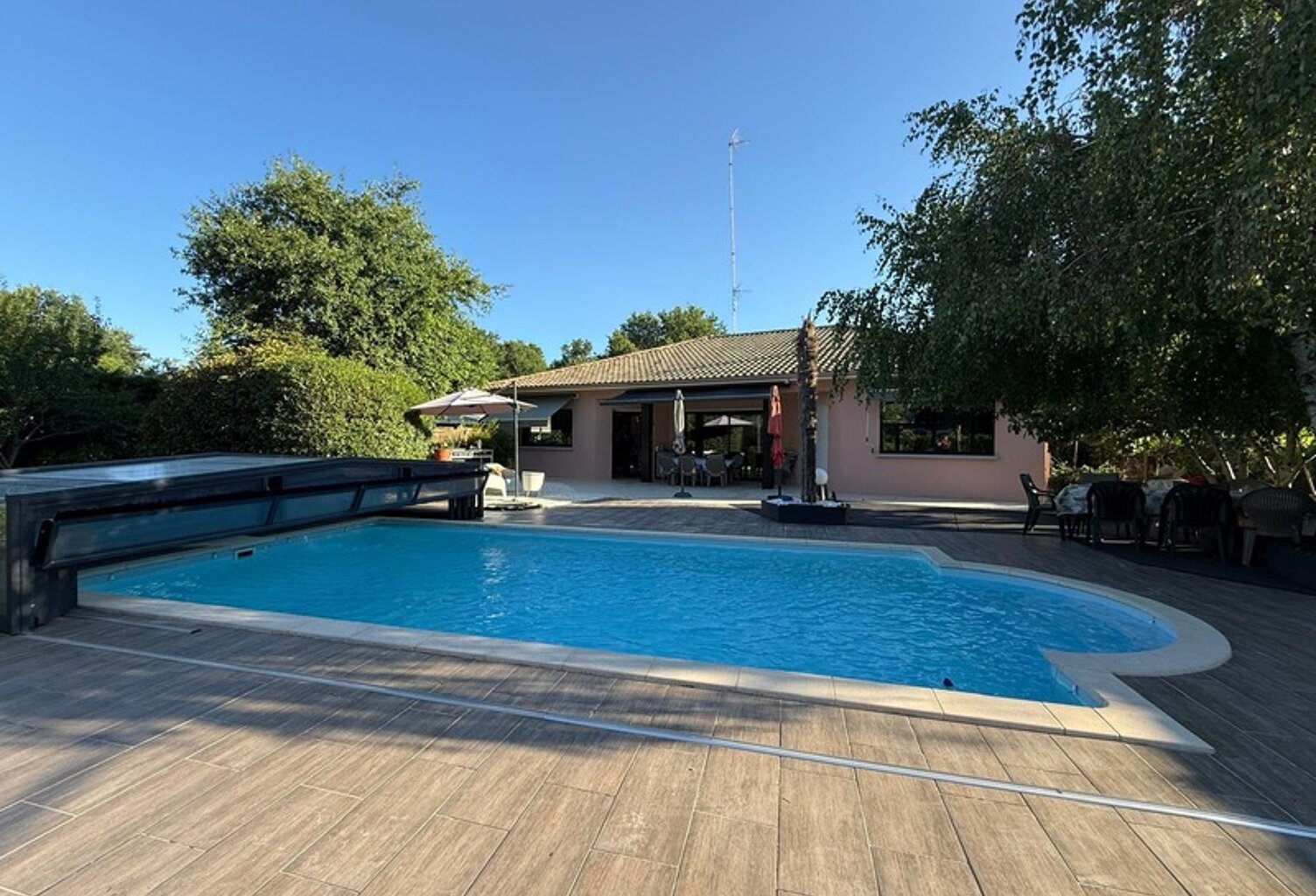 BIGANOS – Quartier recherché du VIGNEAU – Élégante propriété de 190 m² sur un magnifique terrain paysager de 2 370 m² avec piscine, dépendance et double garage — photo 1