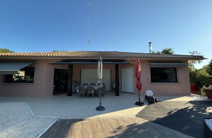 BIGANOS – Quartier recherché du VIGNEAU – Élégante propriété de 190 m² sur un magnifique terrain paysager de 2 370 m² avec piscine, dépendance et double garage — photo 2