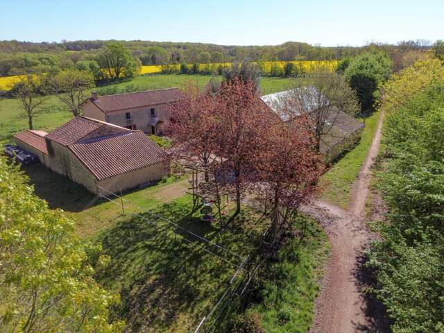 Propriete à vendre 10 pièces AUBIGNY (79) Terrain 27 715 m² — photo du bien